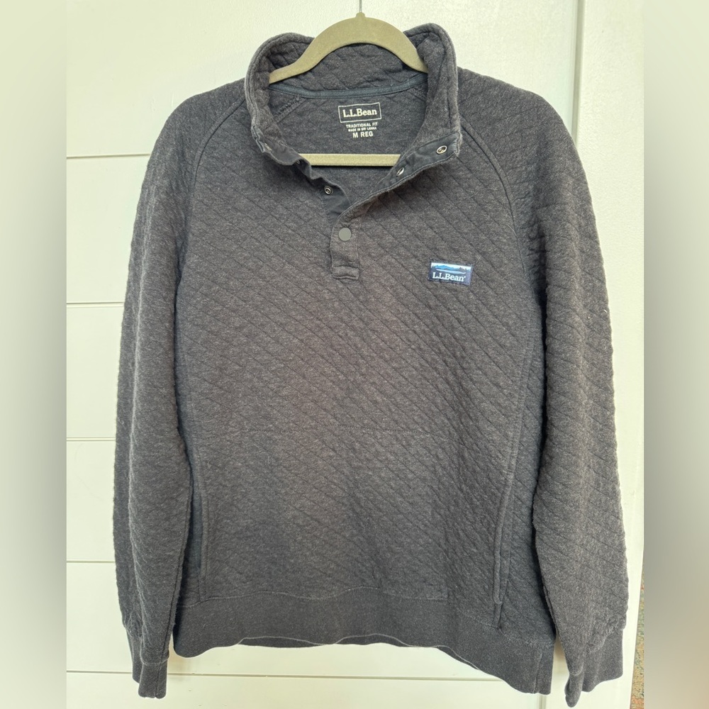 L.L. Bean Men's Grey Quilted Mockneck Sweatshirt
Size Medium